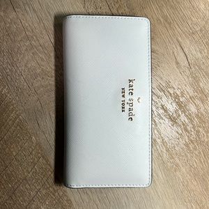 Kate Spade ♠️ Slim Bifold White Wallet 🙌